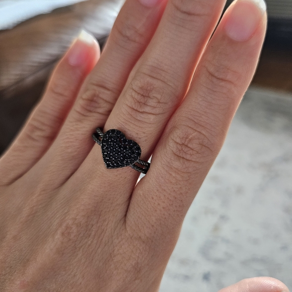 Chic Black Heart Ring - Picture 3 of 4